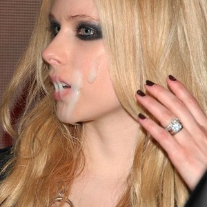 Avril Lavigne Naked Celebrity Pic sexy 25 